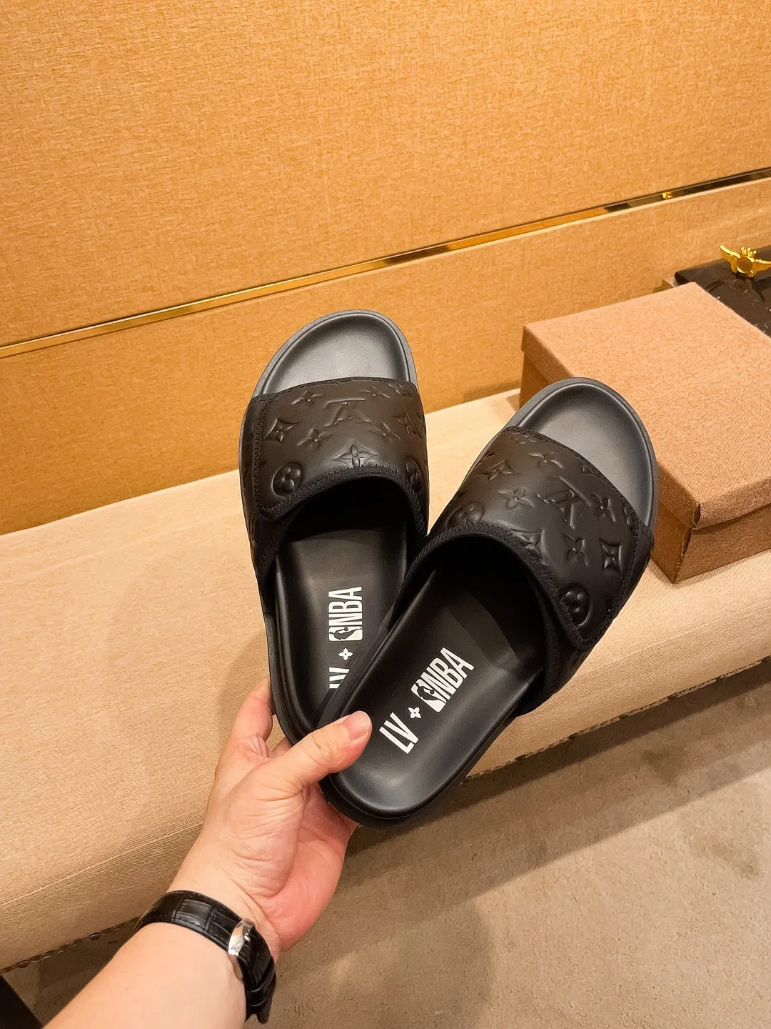 Men's men's shoes 💰 320💰 New model on the market 🔥[LV🔥 Louis Vuitton slippers] High-end 1:1 mold customization, original upgraded version of the outsole, lighter and non-slip. The market's top quality, fashionable and trendy, versatile and popular, simple yet tasteful, a must-have for fashionistas, exuding a fashionable and casual atmosphere, fashion is at your feet, full of confidence, the same style at the counter 👍The season of spring and summer slippers is here, super beautiful to wear, 38-44 1⃣️colors available🔥